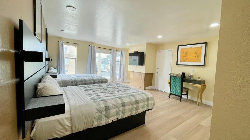 Beach Motel - image 12