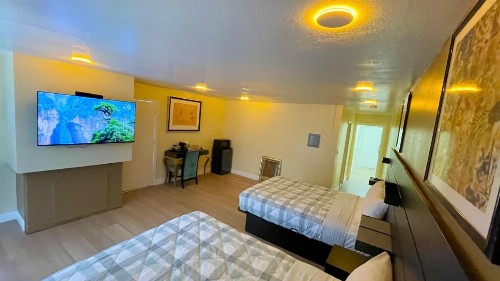Beach Motel - image 16