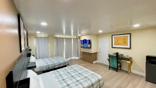 Beach Motel - image 2