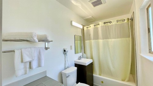 Beach Motel - image 3