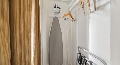 Embassy Hotel - image 14