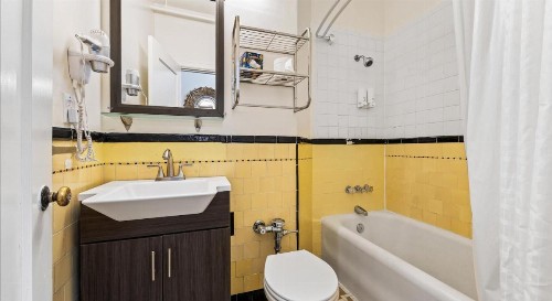 Embassy Hotel - image 25