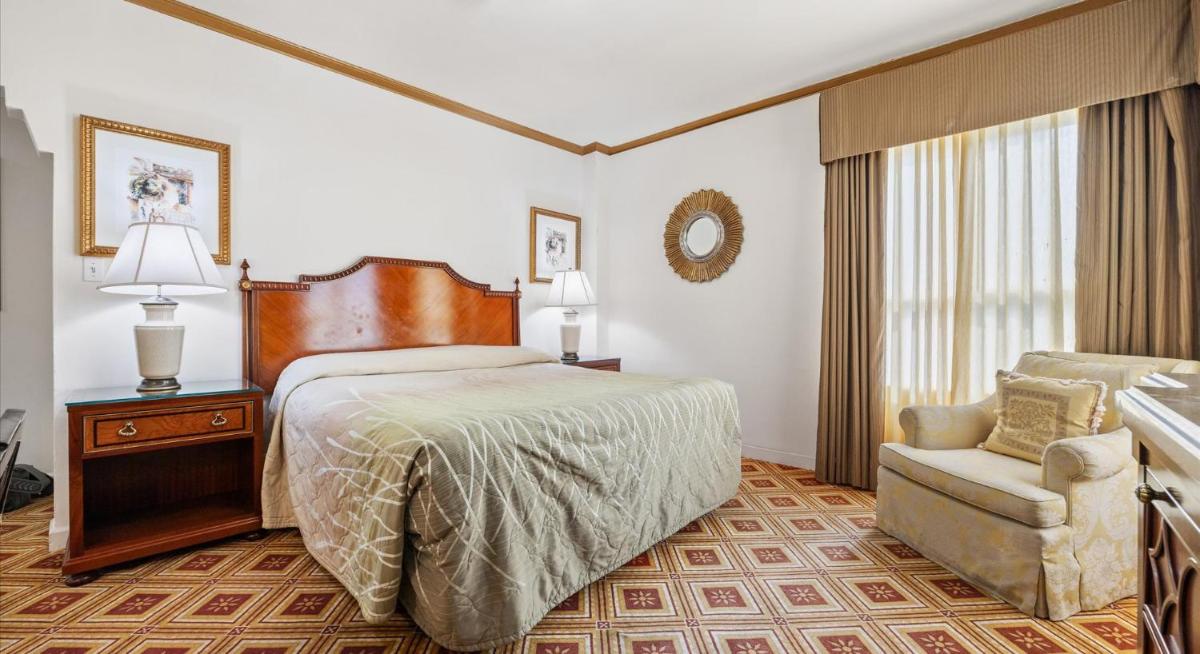Embassy Hotel - image 3
