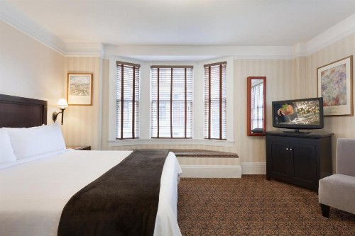 Executive Hotel Vintage Court - image 3