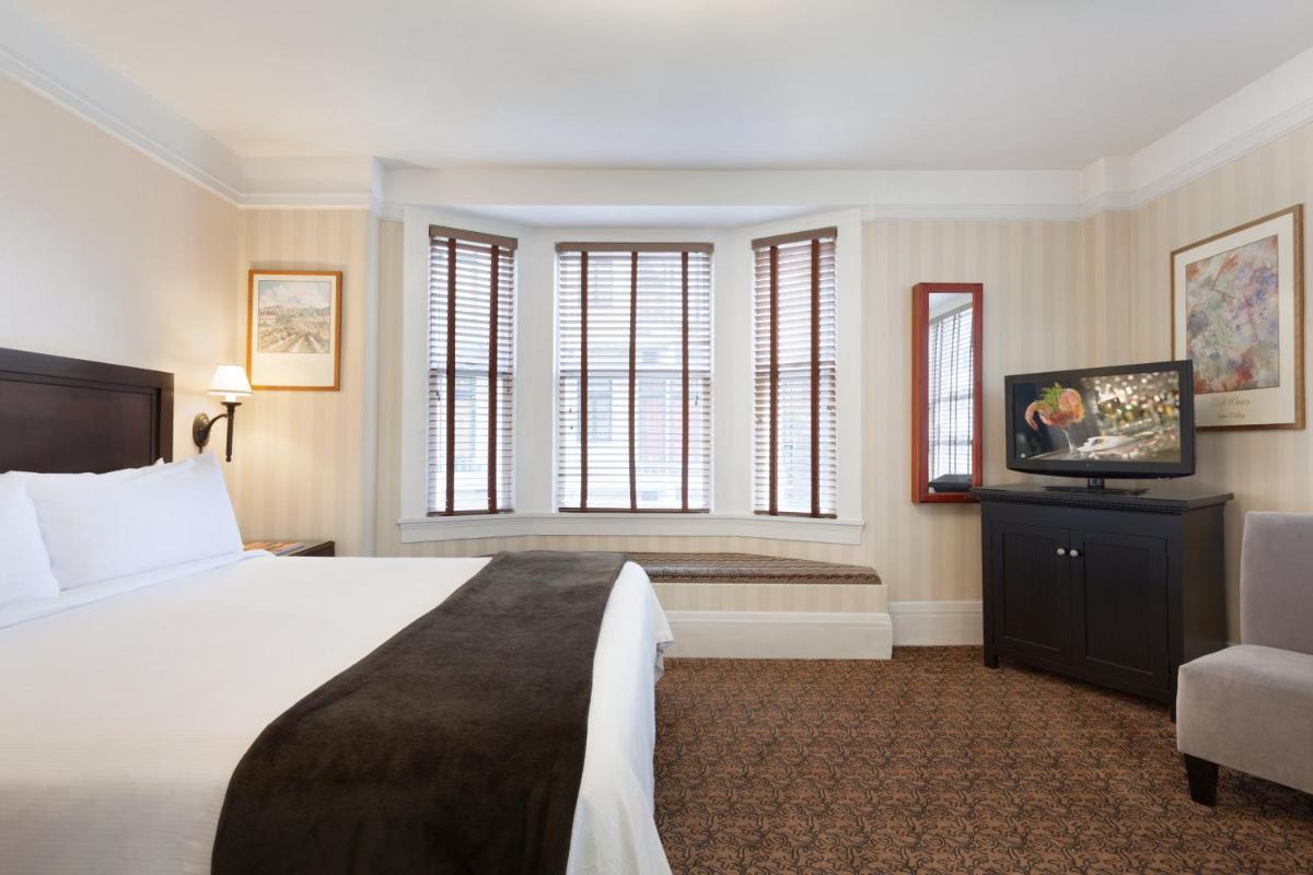 Executive Hotel Vintage Court - image 3