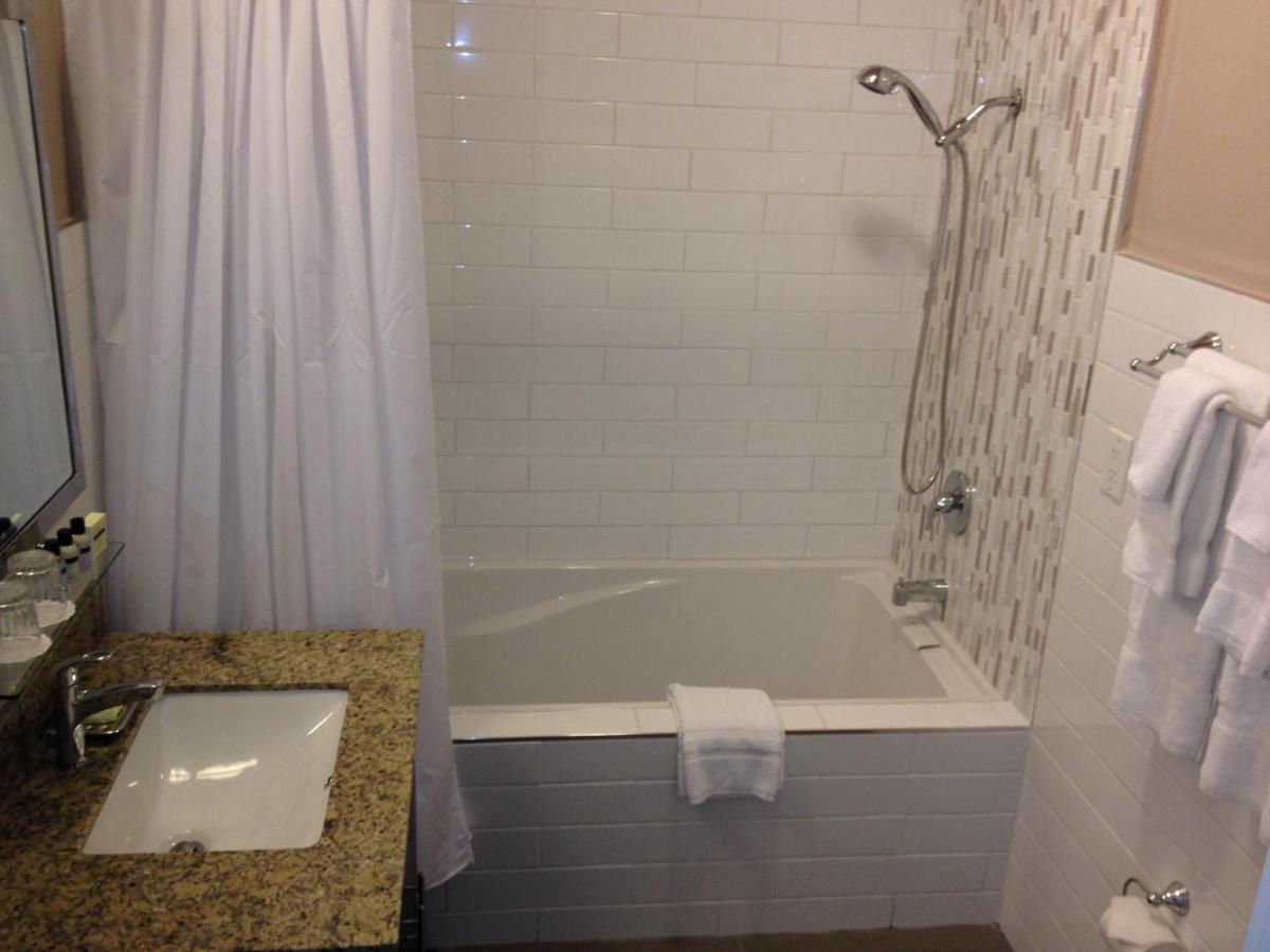 Executive Hotel Vintage Court - image 6