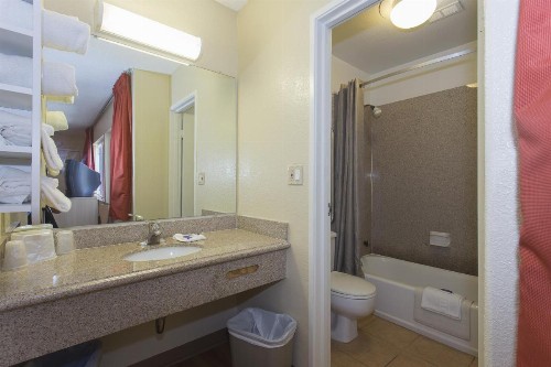 Motel 6 San Francisco Downtown - image 10