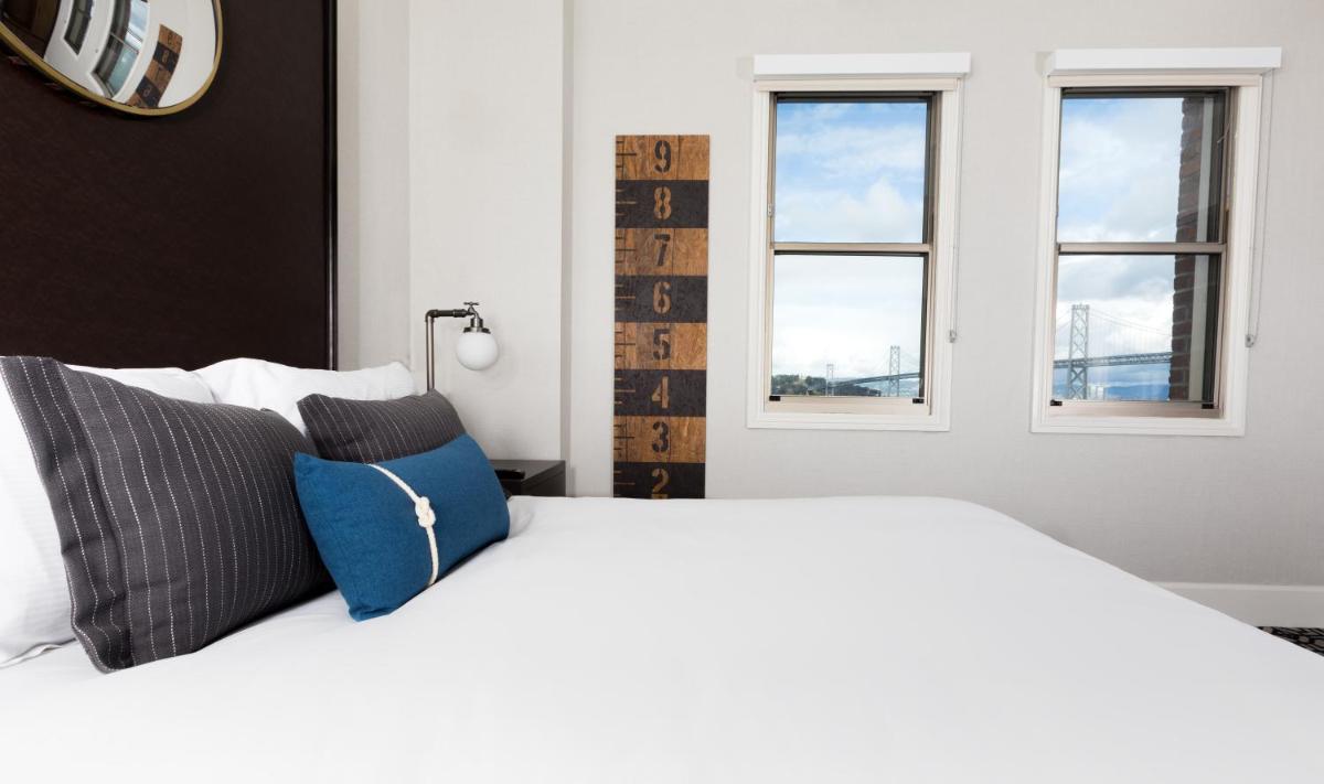Harbor Court Hotel - image 3