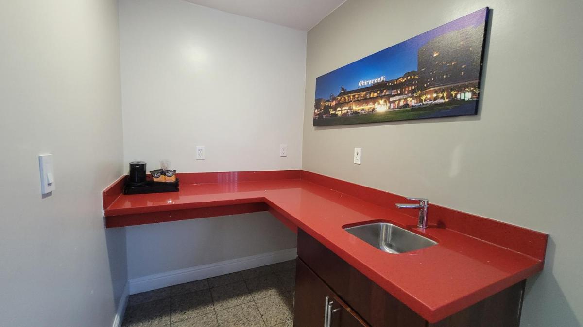 Presidio Parkway Inn - image 7