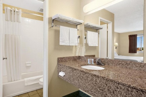 Travelodge by Wyndham San Francisco Bay - image 11