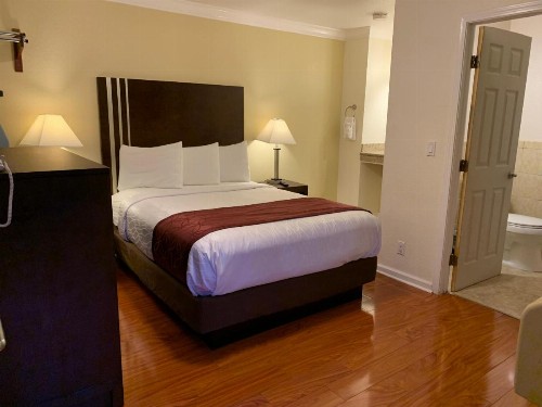 Lombard Plaza Motel - image 13