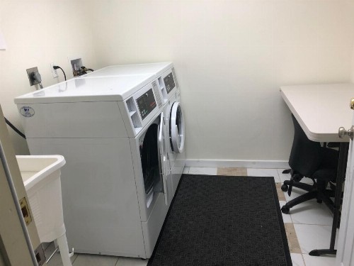 Lombard Plaza Motel - image 34