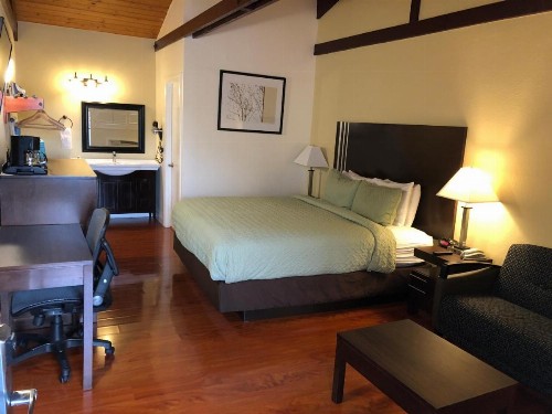 Lombard Plaza Motel - image 35