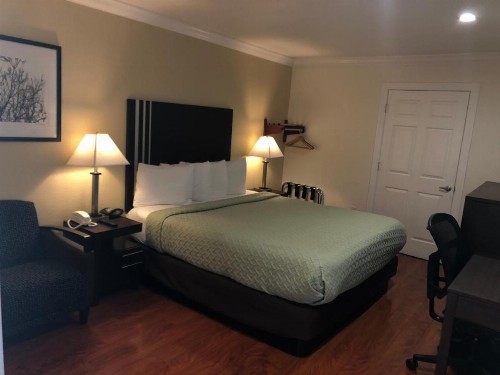 Lombard Plaza Motel - image 37