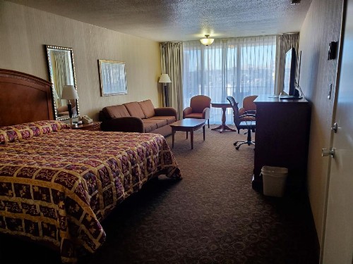 Royal Pacific Motor Inn - image 40