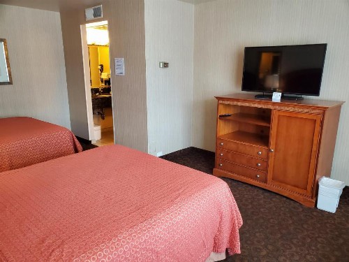 Royal Pacific Motor Inn - image 43