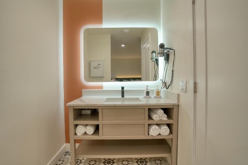 Redwood Inn - image 13