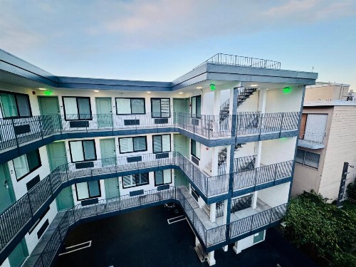 Redwood Inn - image 24