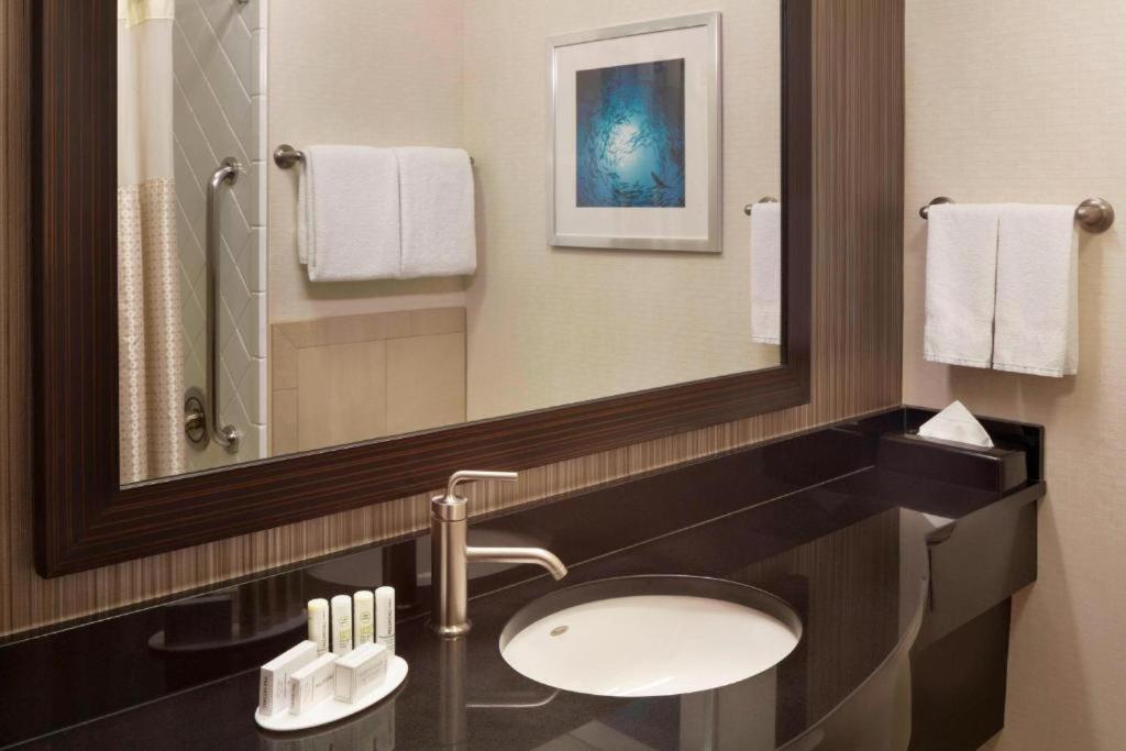 Courtyard by Marriott Fishermans Wharf - image 5