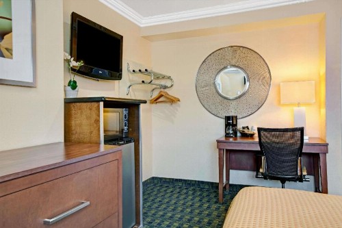 Days Inn by Wyndham San Francisco - Lombard - image 12