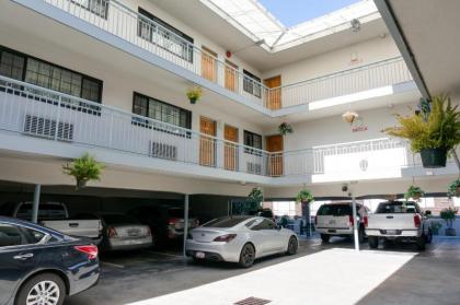 Nob Hill Motor Inn - image 8