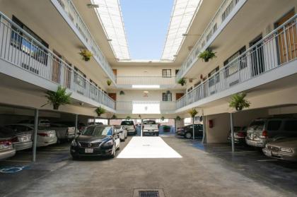 Nob Hill Motor Inn - image 10