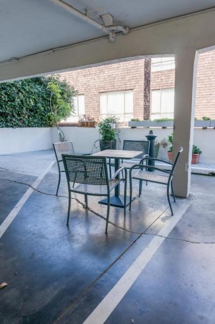 Nob Hill Motor Inn - image 11