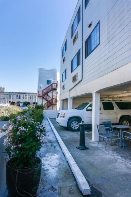 Nob Hill Motor Inn - image 13