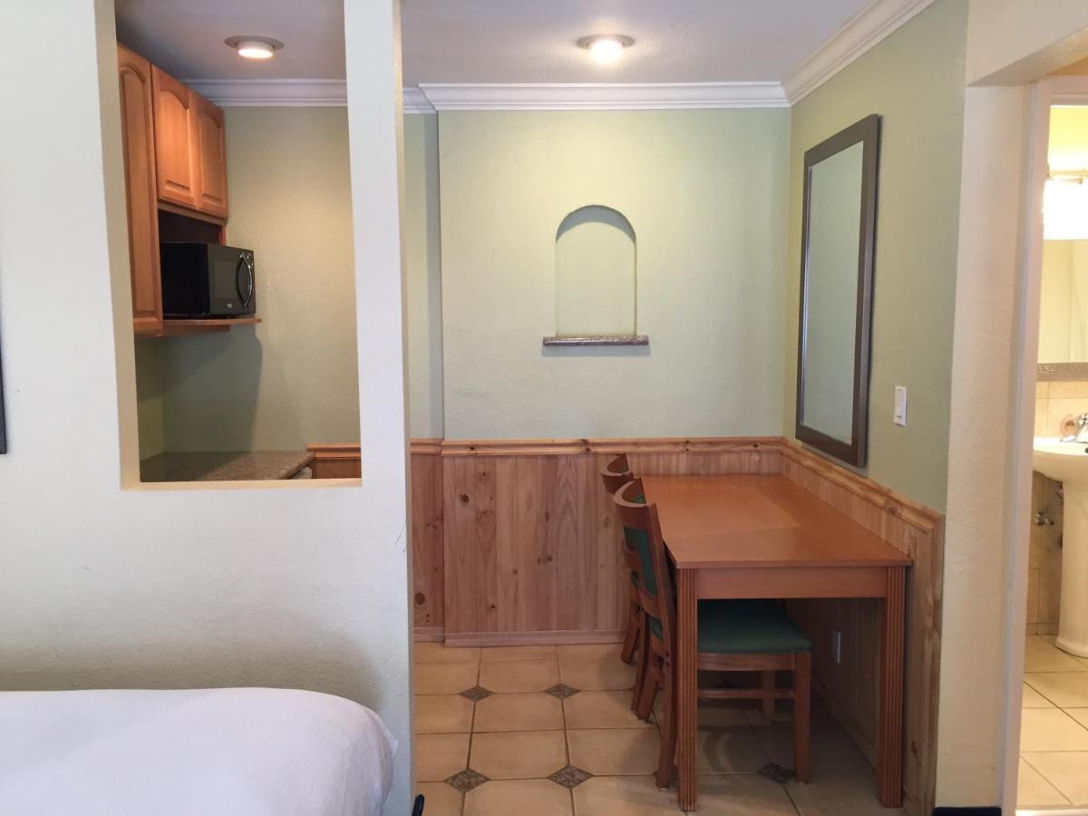 Surf Motel - image 2