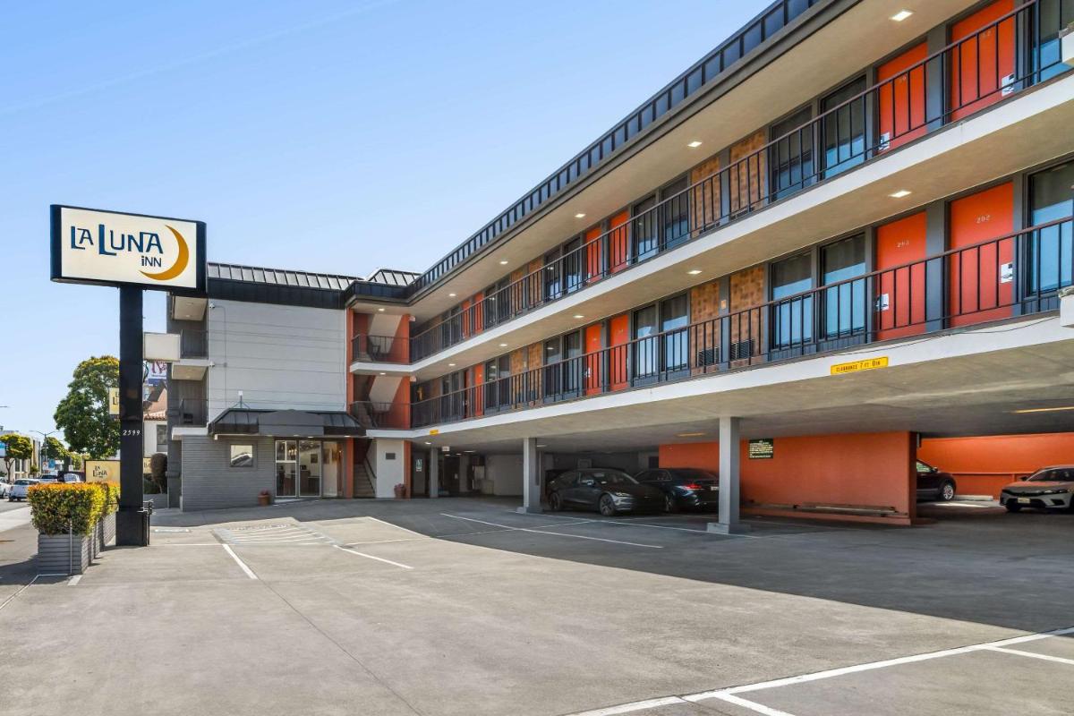 La Luna Inn a C-Two Hotel - image 4
