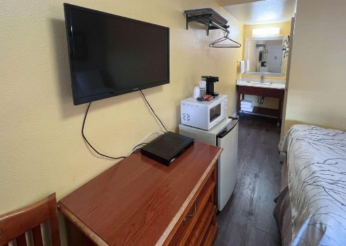 Van Ness Inn - image 13
