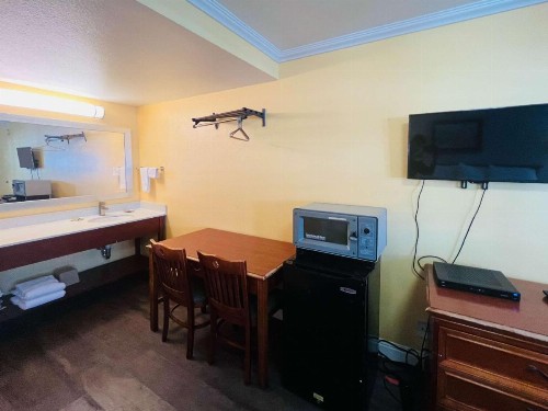 Van Ness Inn - image 14