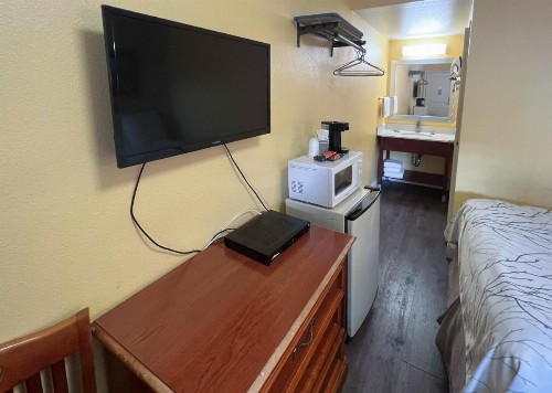 Van Ness Inn - image 21