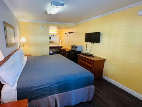 Van Ness Inn - image 9