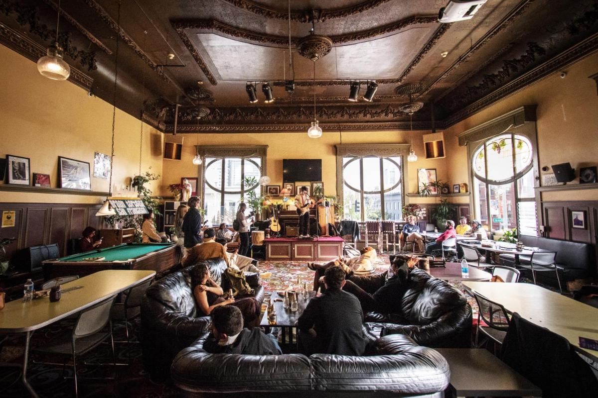 Green Tortoise Hostel - main image