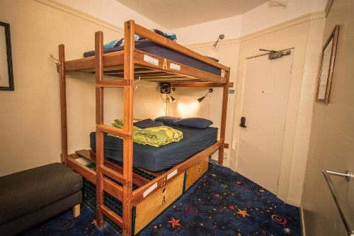 Green Tortoise Hostel - image 2