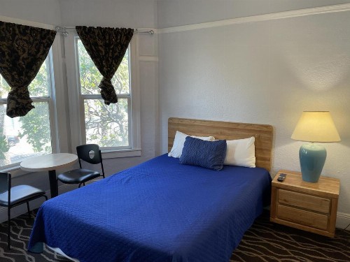 Twin Peaks Hotel - image 7