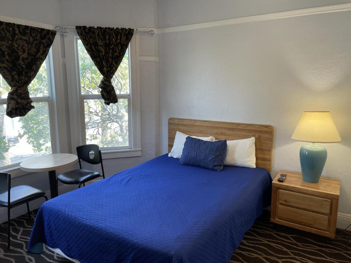 Twin Peaks Hotel - image 7