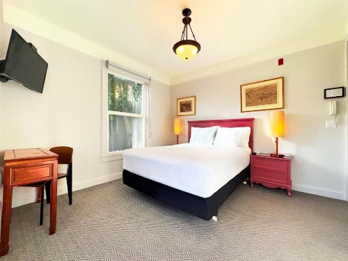 The Grove Inn - image 3