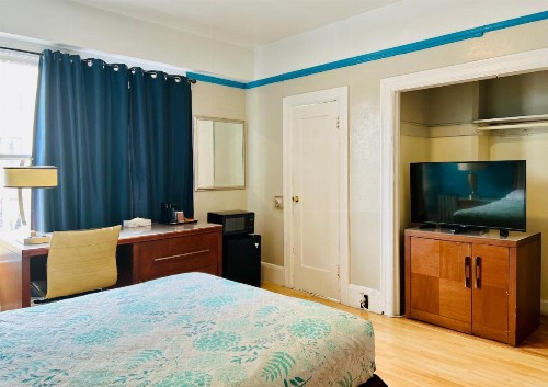 Admiral Hotel - image 3