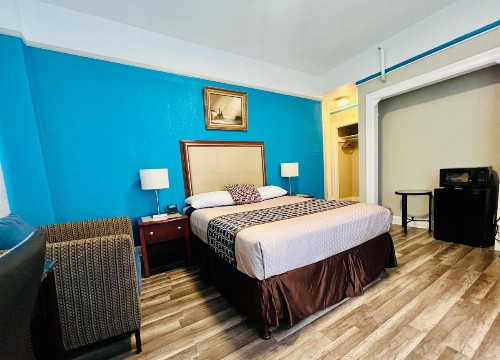 Admiral Hotel - image 7