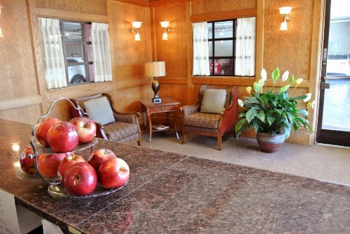 Cow Hollow Inn and Suites - image 15