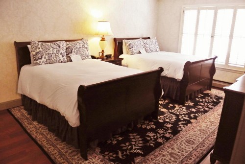 Cow Hollow Inn and Suites - image 32