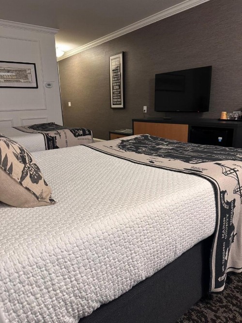 Cow Hollow Inn and Suites - image 37