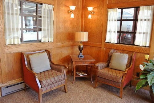 Cow Hollow Inn and Suites - image 4