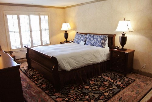 Cow Hollow Inn and Suites - image 5
