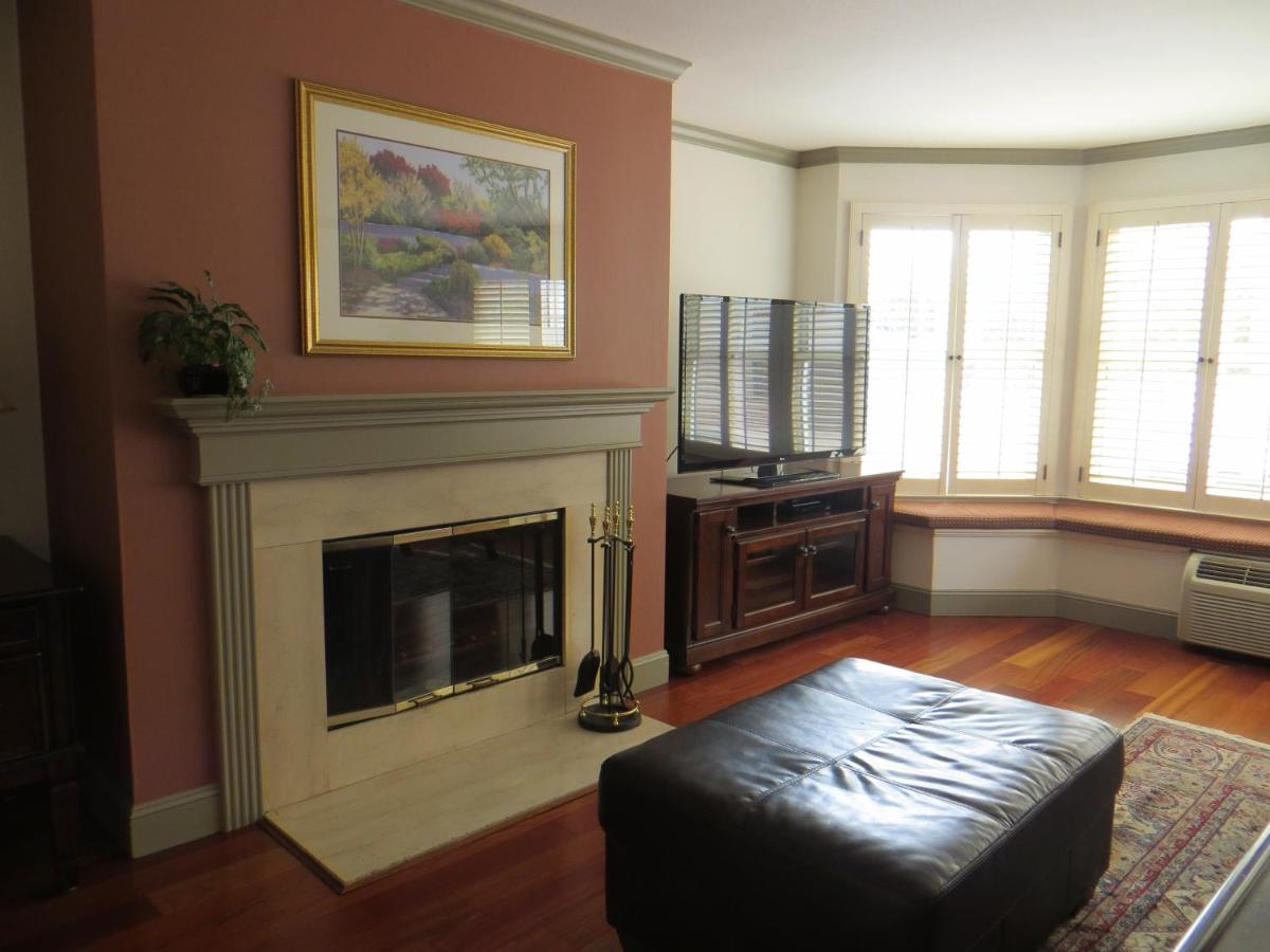 Cow Hollow Inn and Suites - image 6