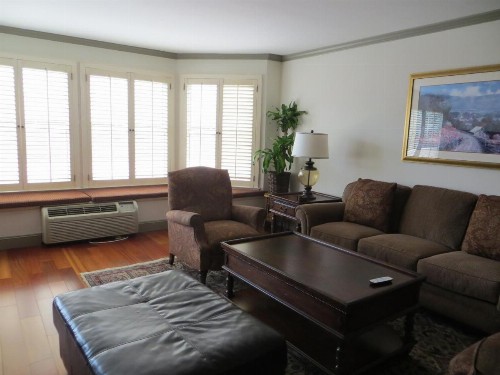 Cow Hollow Inn and Suites - image 7