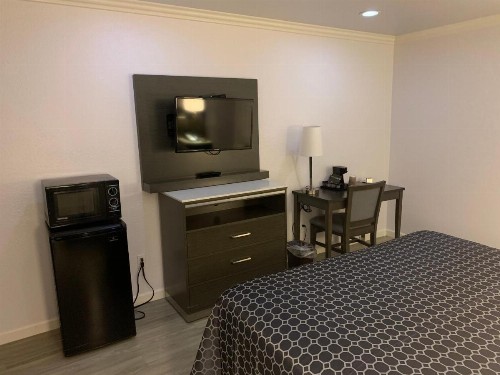 Mirage Inn & Suites - image 10