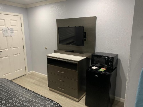 Mirage Inn & Suites - image 18